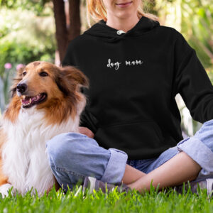 Dog mom hoodie majica s klokan-džepom u kojeg stane poslastice ili hrana za pse