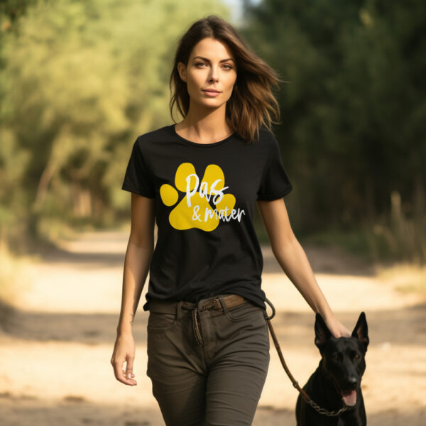 Žena nosi Bentastic Pas & mater majicu u šetnji sa psom