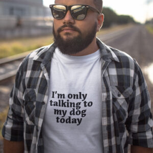 Muškarac nosi bijelu majicu s natpisom "I'm only talking to my dog today"