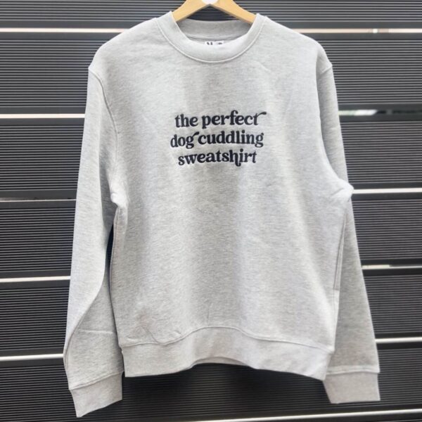Gornji dio trenirke u sivoj boji s natpisom "Perfect dog cuddling sweatshirt"
